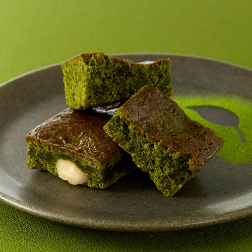 グレーの皿にのった京のこころを贈る洋菓子 一善やの「お濃茶ブラウニー」