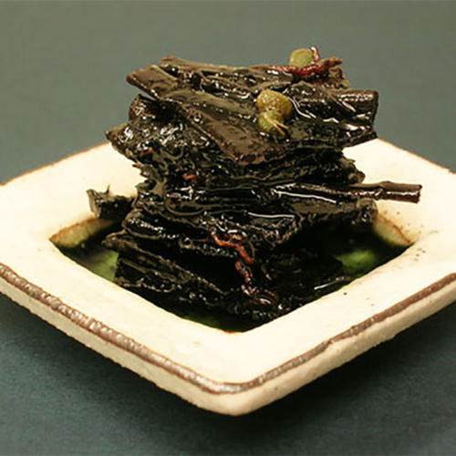 昆布の佃煮を盛った白色の皿。