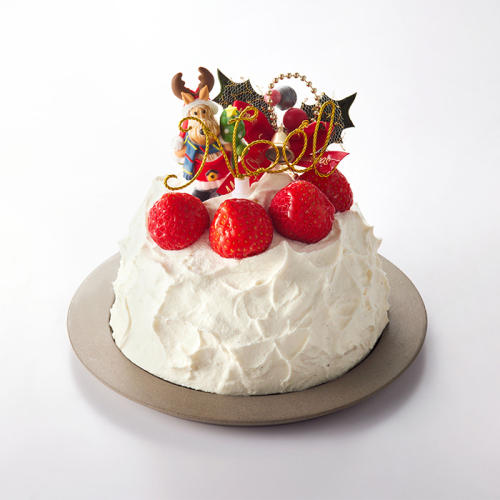 いちごやトナカイの飾りがのったホールサイズのショートケーキ。