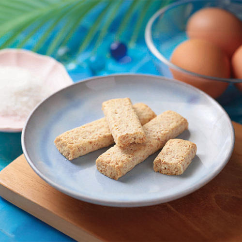 薄い青色のお皿にスティックタイプのホワイトチョコクッキーがのっている。