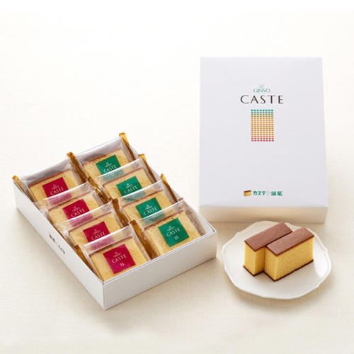 皿にのせた銀装のカステラとパッケージ