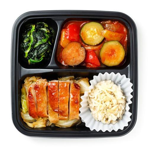 黒い器に入ったグッドミールラボ 鶏肉の照り焼き（冷凍）