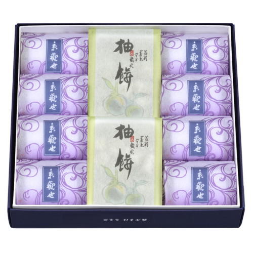 ギフト箱に入れられた餅菓子と和菓子の詰め合わせ