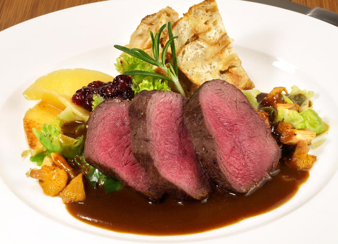 ジビエ肉と野菜のクランベリーソースがけ。