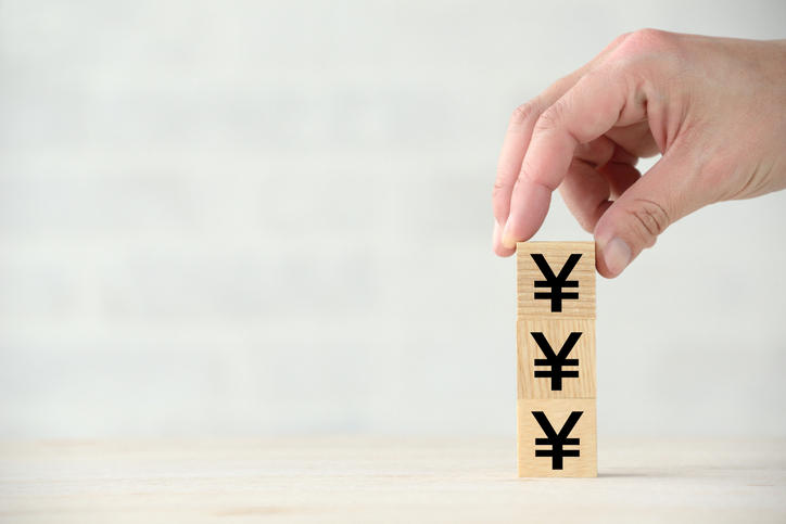 円マークがかかれた積み木が重なっている