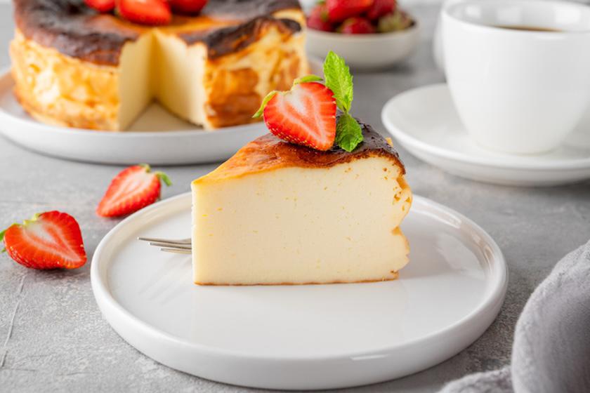 白色の皿に、いちごがのったベイクドチーズケーキが1ピースのっている。