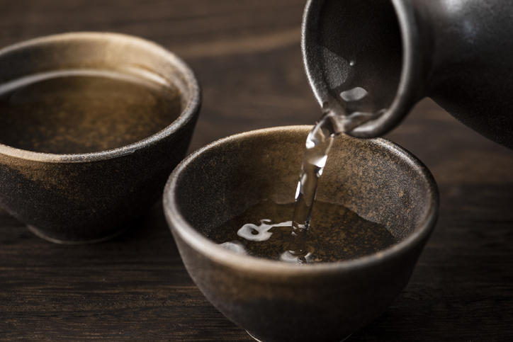 徳利に入ったお酒を酒器に注ぐ様子