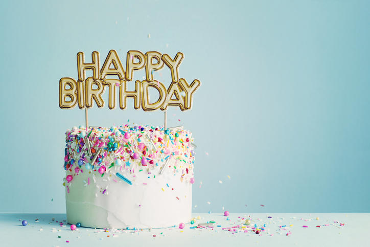 白いケーキの上に、HAPPY BIRTHDAYと書いた装飾がささっている。