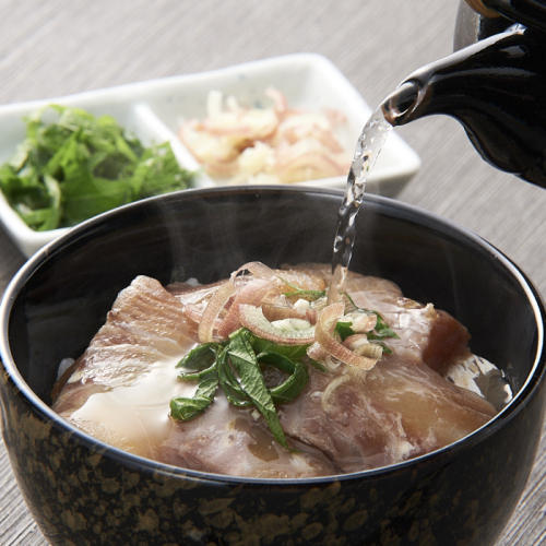 黒い器に入った鯛茶漬けのクローズアップ