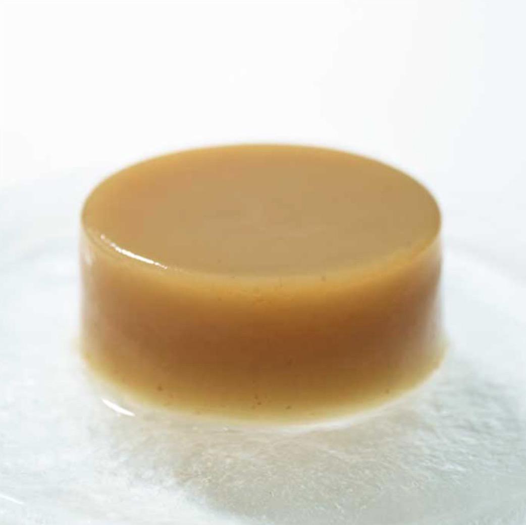薄茶色の円柱形の水羊羹