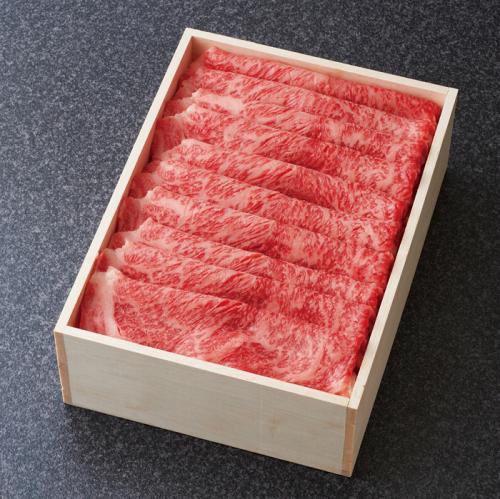 神戸牛のスライスが入った箱が置かれている。