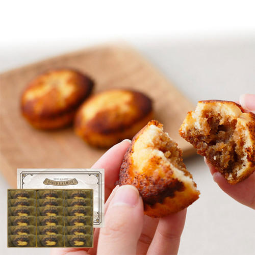 シーキューブの焼きティラミスを半分に割っている様子