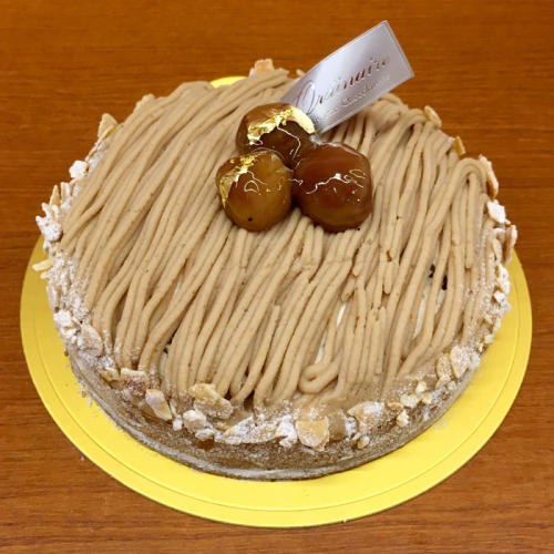 黄色い皿にのったパティスリー ショコラトリー オーディネールの「タルトモンブラン」