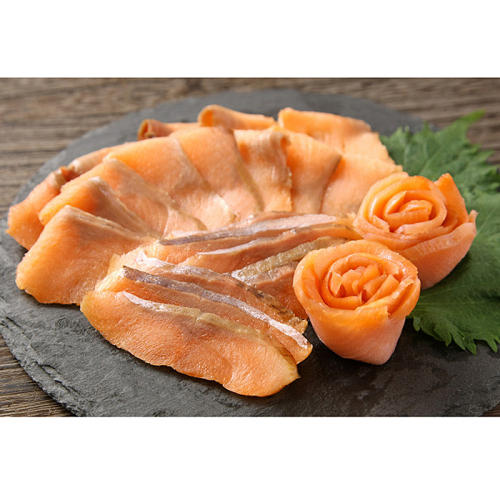 黒い丸皿に盛られた鮭匠ふじいのピンクサーモンスモーク