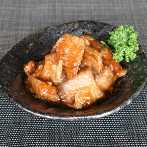 黒い器に盛られたミスターカンソ ショップのまぐろの尾肉大和煮