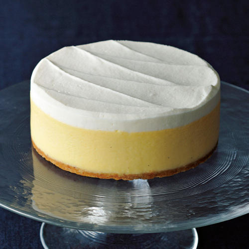 ガラスの皿にのせたチーズガーデンのチーズケーキ「しらさぎ」