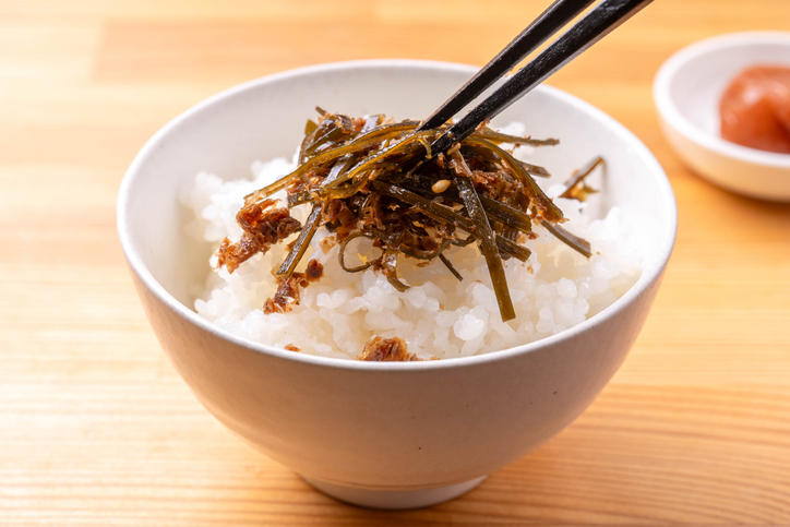 おかか昆布をトッピングした白ご飯。