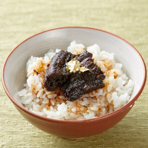 赤い茶碗に入った堀忠の「鰻山椒炊き」