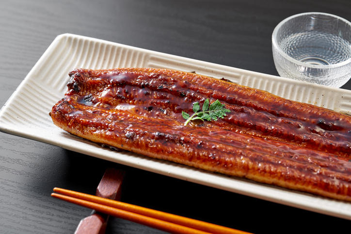 白色の器に、うなぎの蒲焼が1尾のっている。