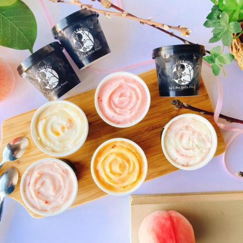 木製のプレートに置かれた「ラペスカジェラート」の桃のジェラート