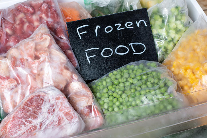 「forozen food」と書かれたタグがついた野菜や肉の冷凍食品が並んでいる