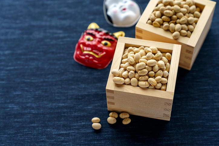鬼のお面と枡に入った節分の豆