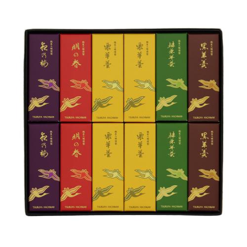 箱の中に複数種類のようかんが詰め合わさっている