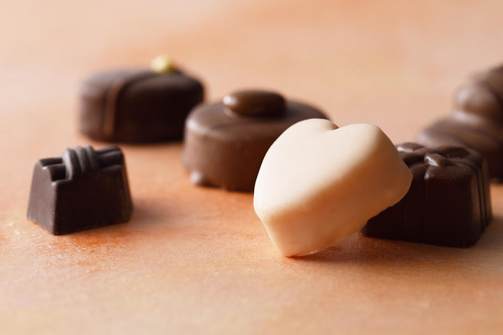 ホワイトチョコレートやミルクチョコレートがテーブルの上に並んでいる様子