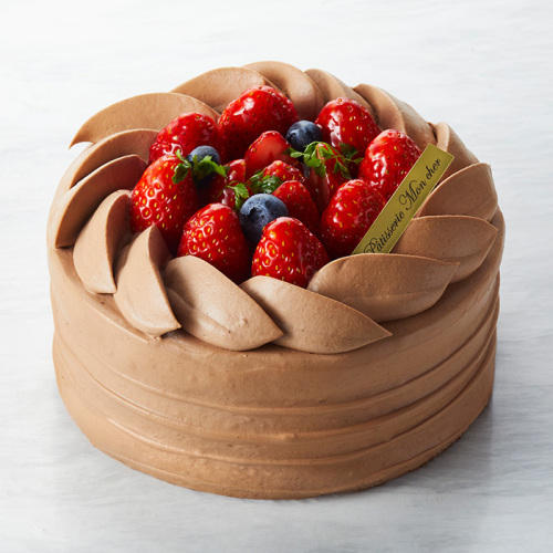 いちごやブルーベリーがのったホールサイズのチョコレートケーキ。