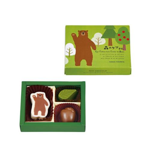 クマのプリントチョコが入ったチョコの詰め合わせと、クマの絵が描かれたボックスが並んでいる。