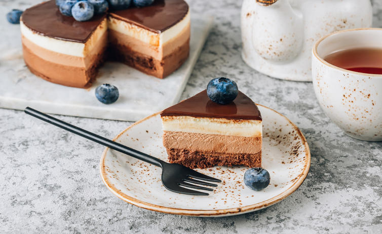 カットされてお皿に盛られたチョコレートケーキ