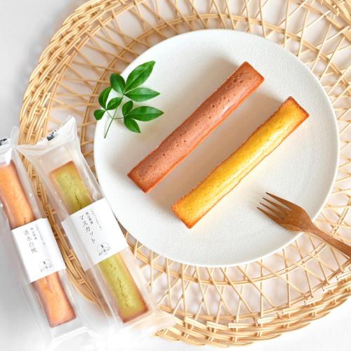 白い皿にのった2種類のスティックケーキと包装された2種類のスティックケーキ