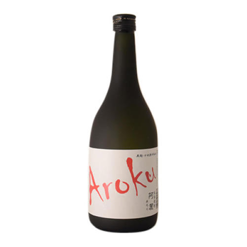 芋焼酎「阿麓 Aroku」のボトルが置かれている