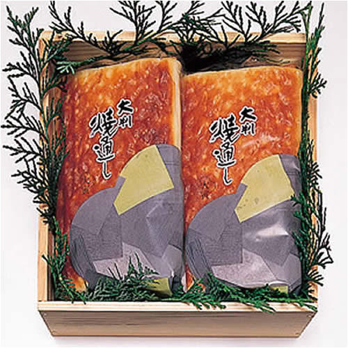 木箱に入った「大寅蒲鉾」の「大判焼通し2枚セット」