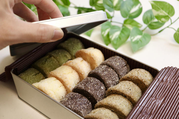 缶にきれいに敷きつめられたクッキー
