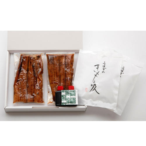 真空パックのうなぎの蒲焼き、タレ、山椒、きも吸が並んでいる。