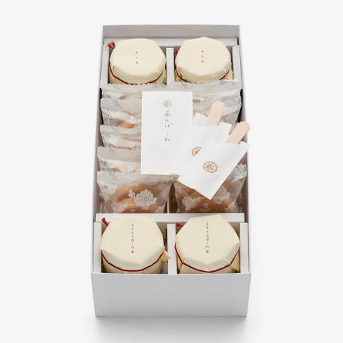 白い化粧箱に、最中皮、瓶詰めのあん、瓶詰めのマスカルポーネチーズクリームが詰め合わせになっている