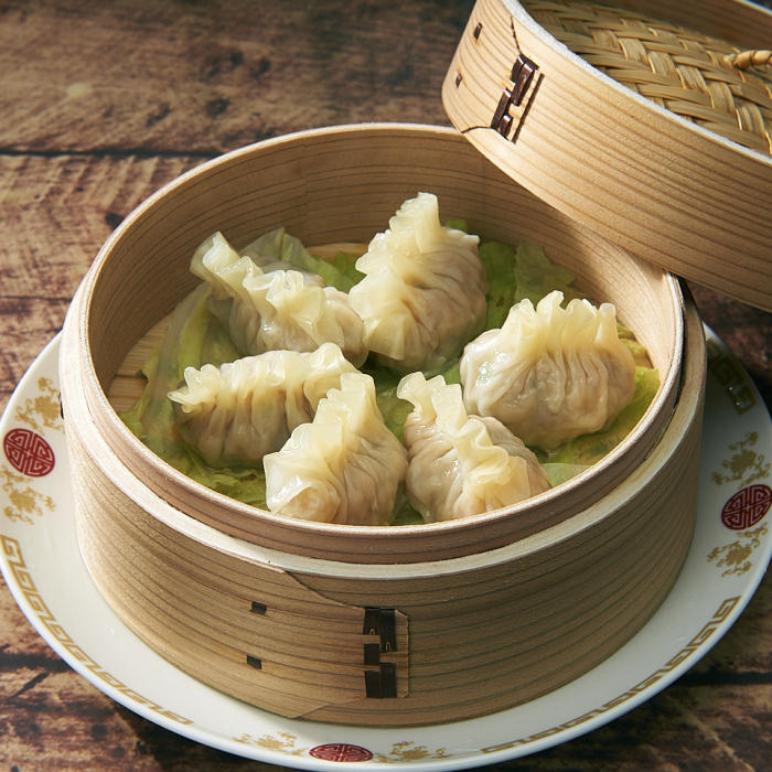 蒸籠の中に5つの蒸し餃子