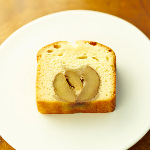 「小布施堂」の「くりあんケーキ 5」をお皿にのせた様子