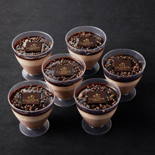 黒色を背景に、透明なカップに入ったチョコレートアイスが6個並んでいる。