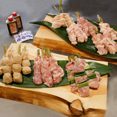 木の板の上に置かれた焼き鳥の盛り合わせ