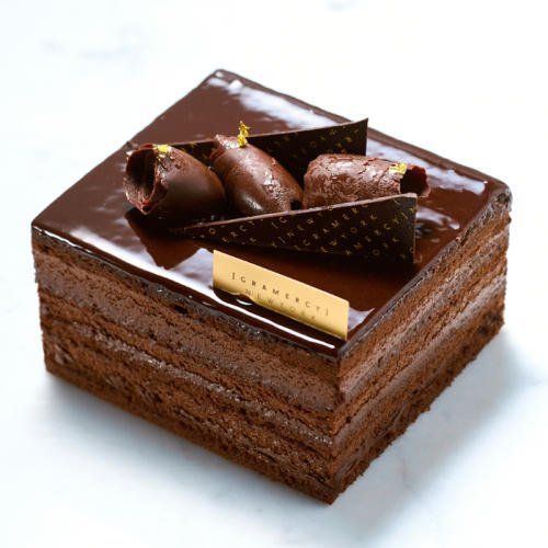 ベルギー産クーベルチョコでデコレーションした長方形のチョコレートケーキ。