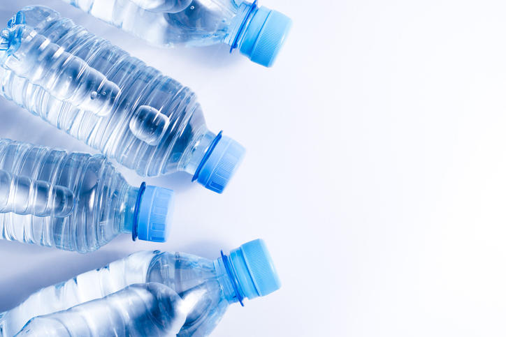 水入りペットボトルが4本並んでいる。