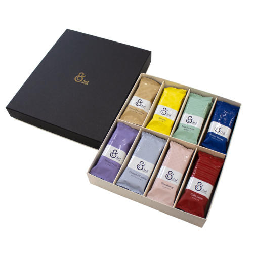 黒い化粧箱に、8種類の& OKOSHIが詰め合わせになっている