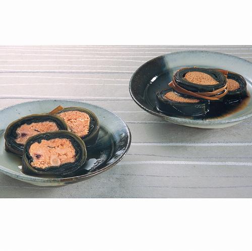 グレーの皿にのった加島屋の「鮭とたらこ昆布巻 2本包」