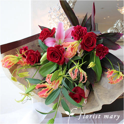 赤いバラとユリが華やかな「フロリスト・メリー」の花束「リリー」