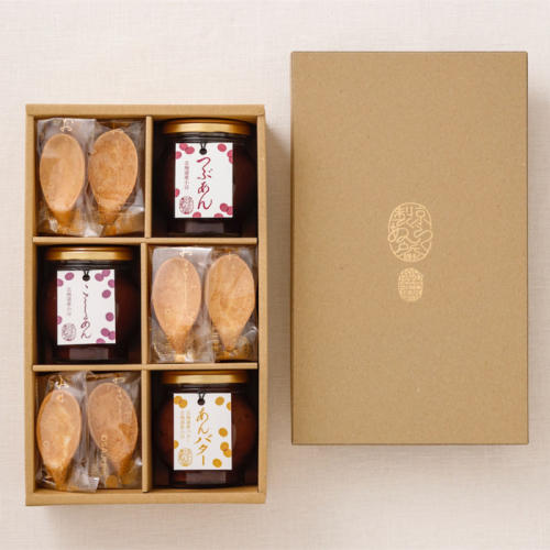 茶色い化粧箱につぶあん・こしあん・あんバター・おさじパイが詰め合わせになっている