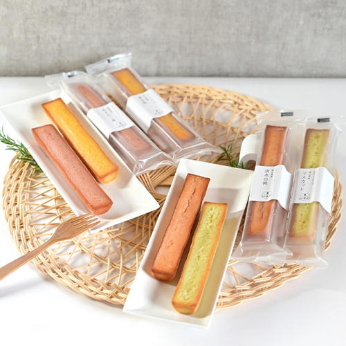 さまざまな種類のスティックケーキが並んでいる