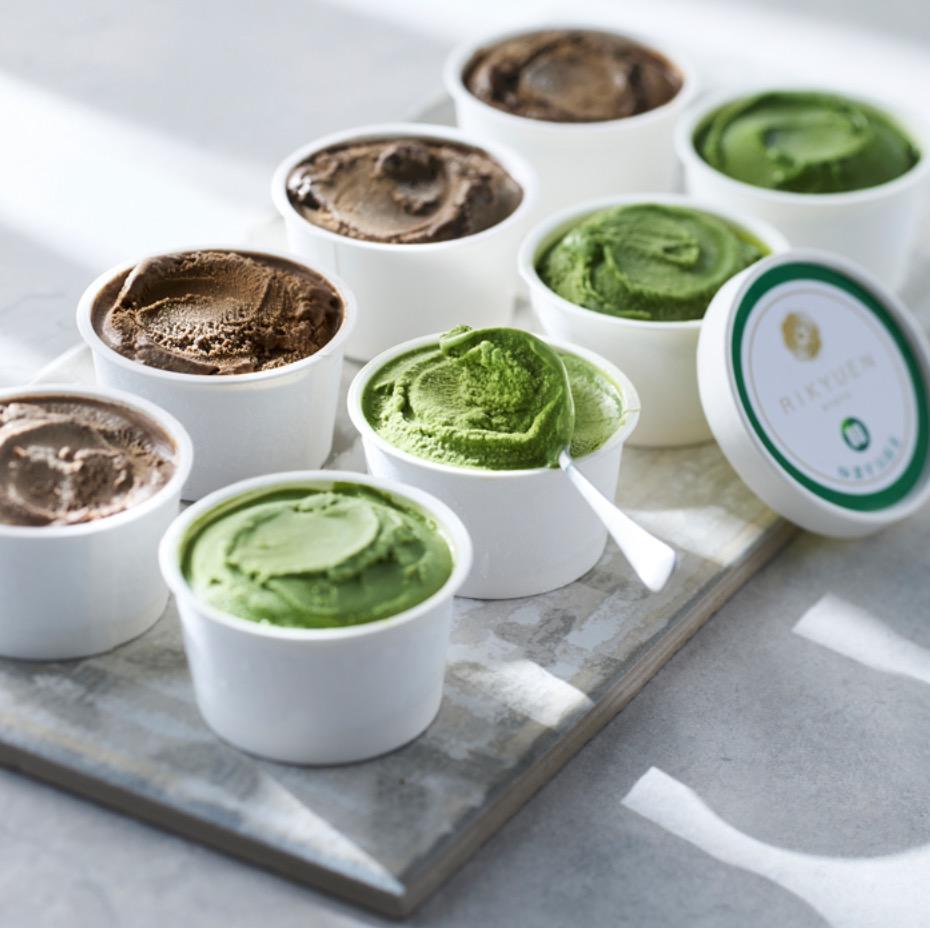 白いアイスカップに入ったチョコレートと抹茶のアイスクリームのクローズアップ