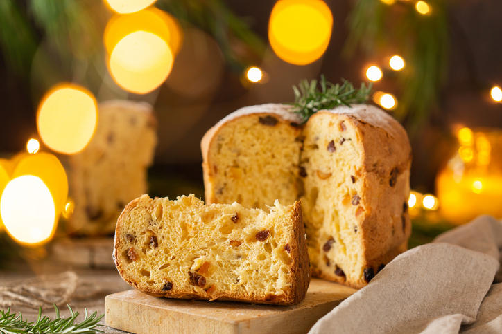 パネトーネとクリスマスの装飾